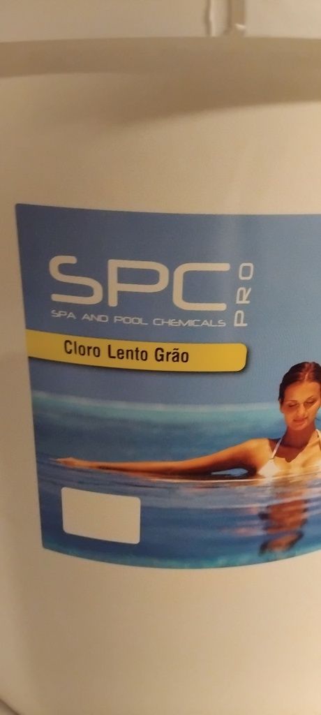 Cloro granulado para manutenção de piscinas