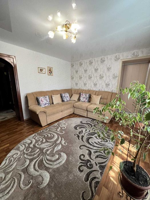 Простора 3-кімнатна квартира з окремим входом та власним двориком.