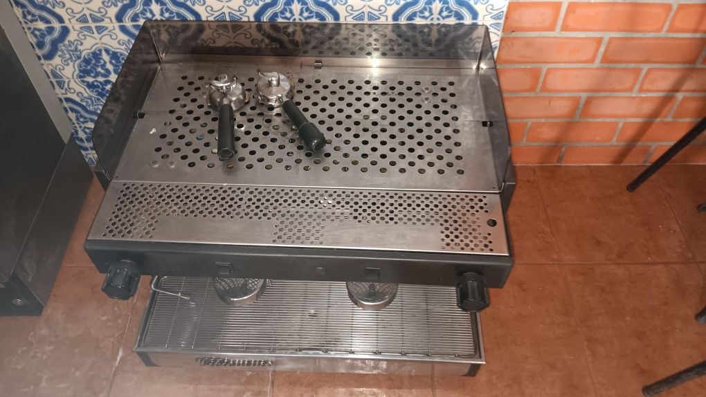 Máquina de café com moinho