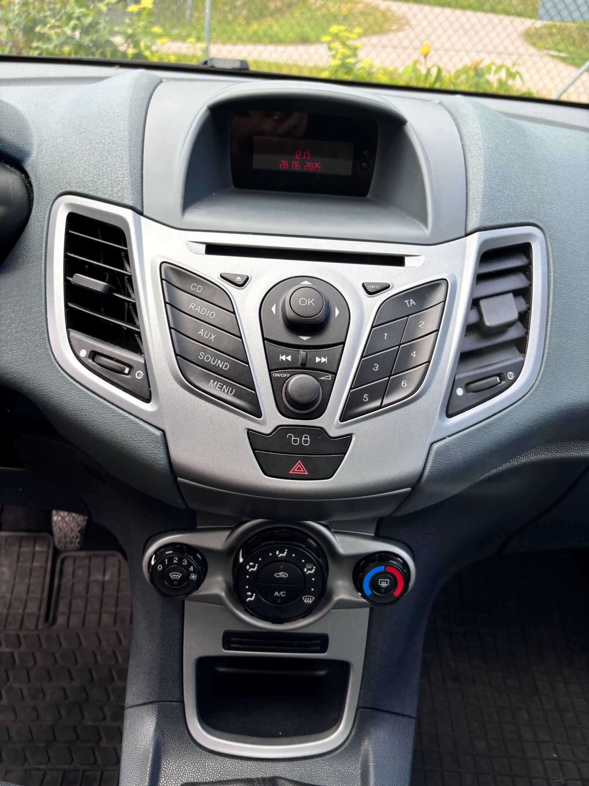 Srebrny Ford Fiesta 1.25 benzyna 82KM