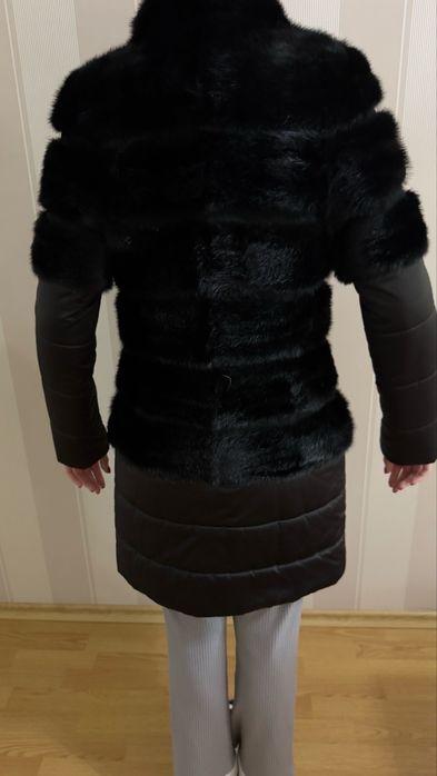 Пуховик-жилетка с натуральным мехом