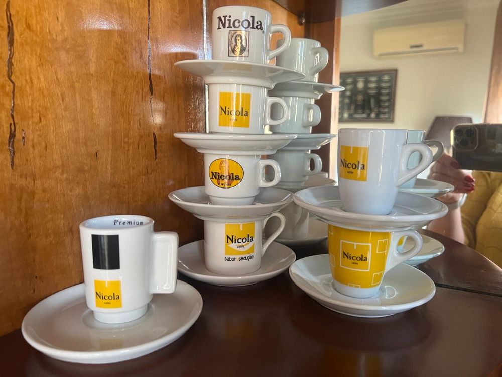 Coleção de 128 chavenas de café