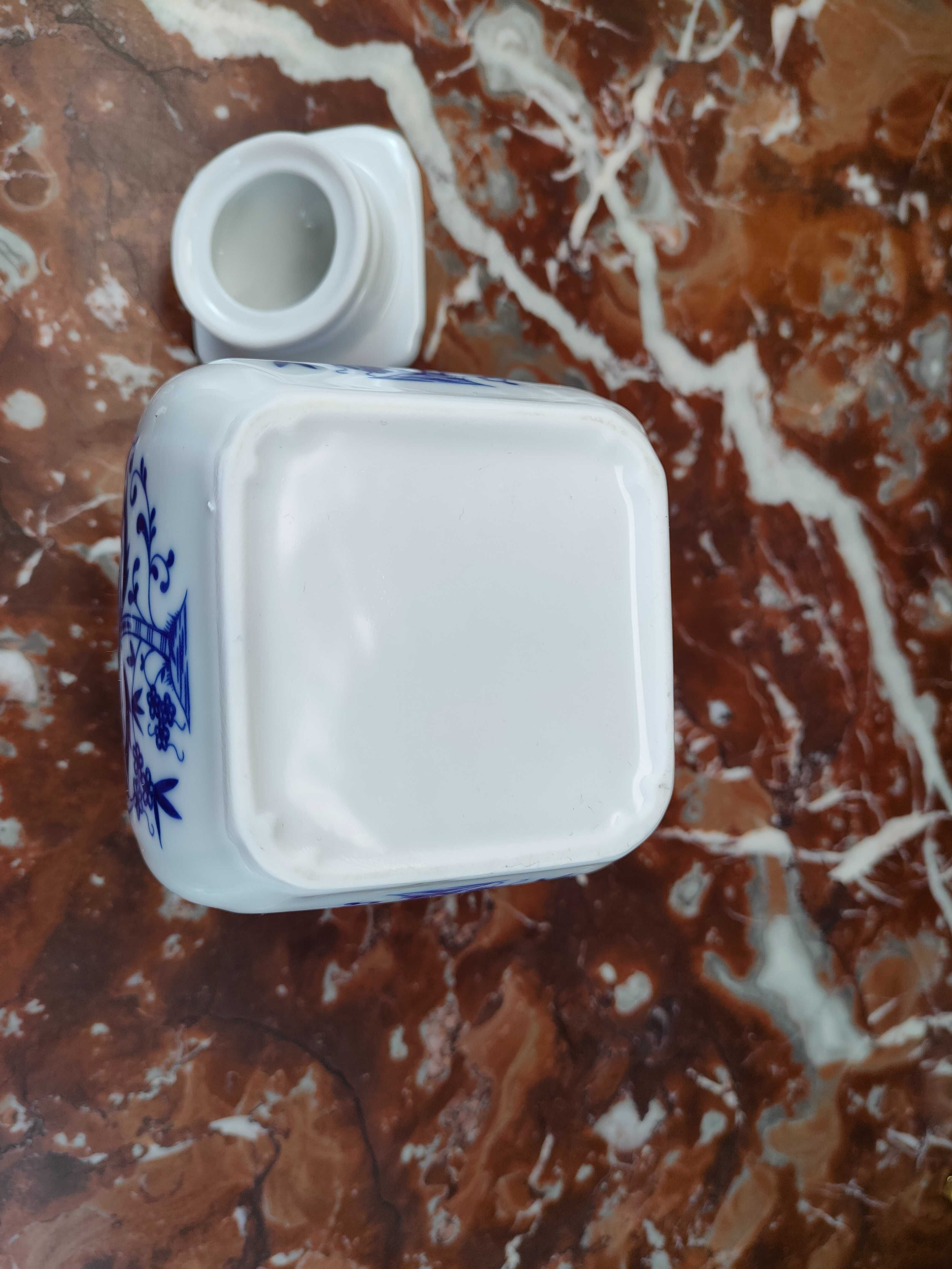 Śliczny duży porcelanowy pojemnik na sól - Wzór Cebulowy - 800 ml