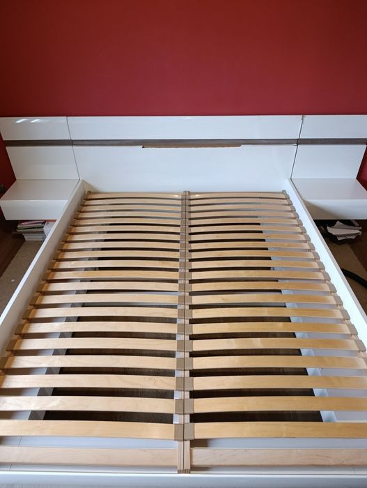 Łóżko że stelażem 160x200 i szafkami nocnymi + komoda