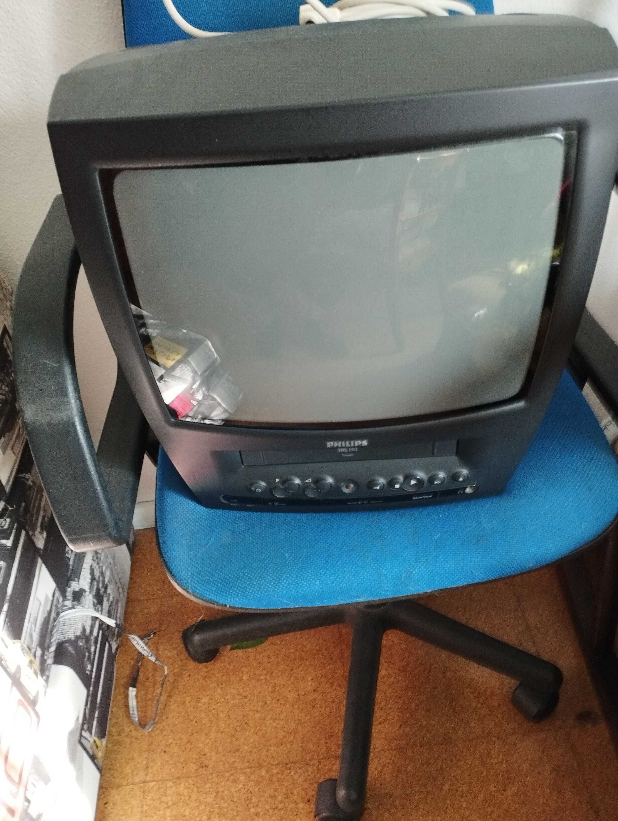 Vendo esta TV com comando