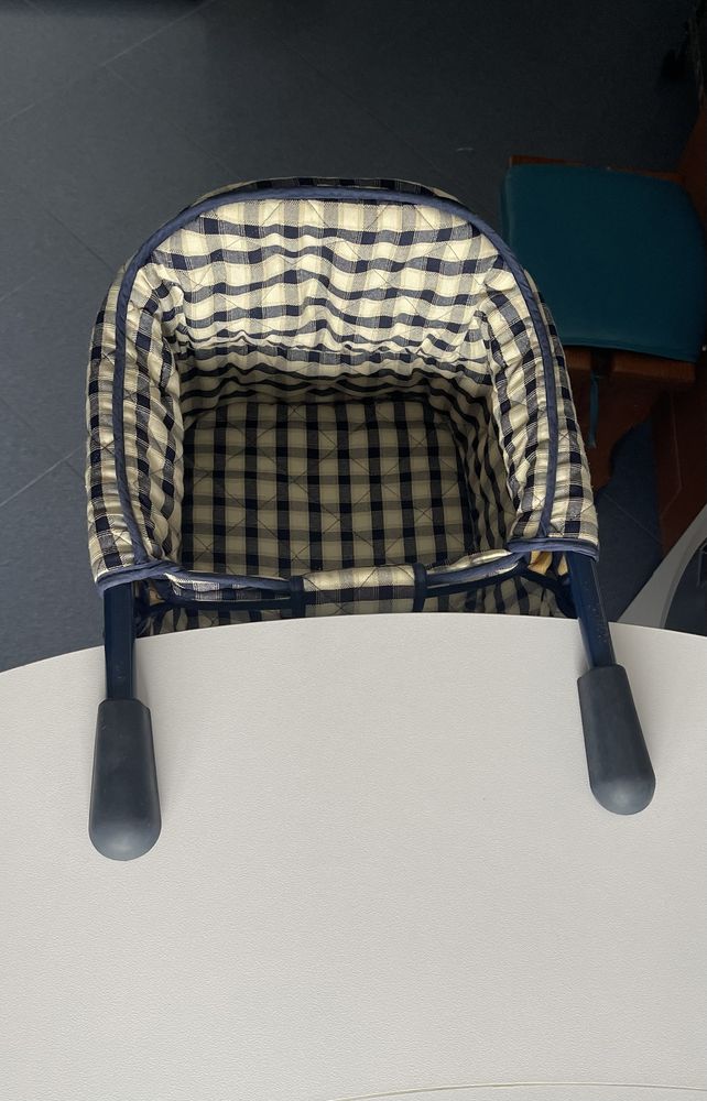 Cadeira de criança para mesa