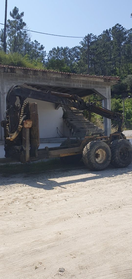 Reboque florestal com traçao e grua florestal
