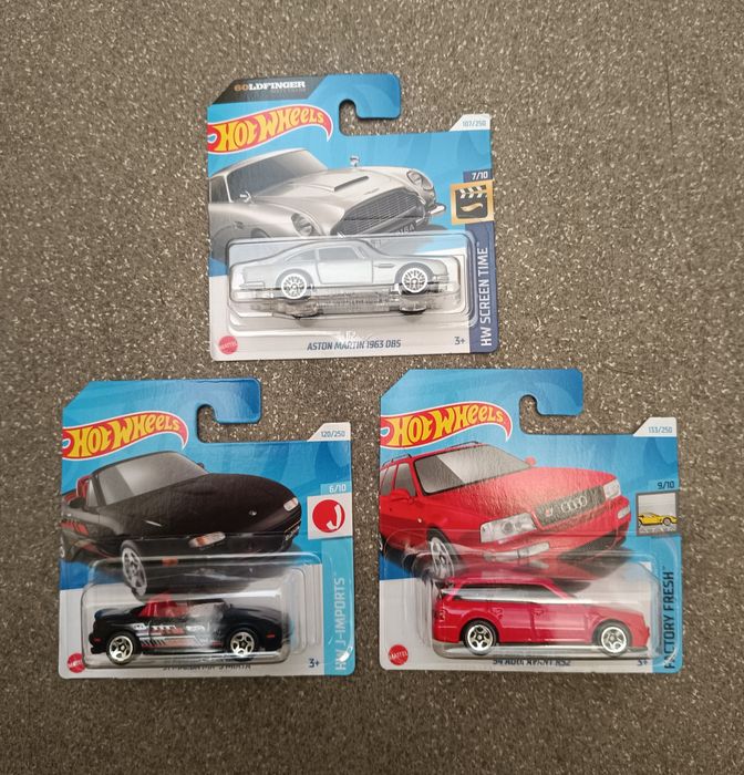 Várias miniaturas Hotwheels
