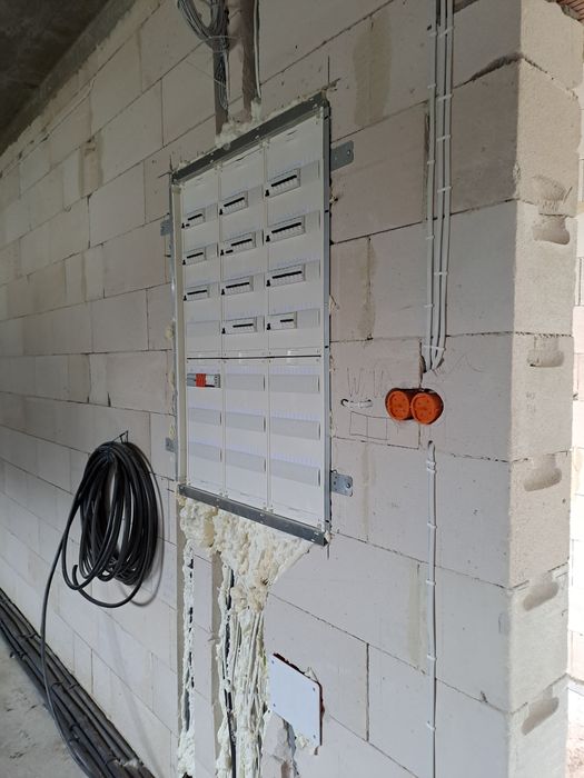 Usługi elektryczne – KinMar Construction | Profesjonalny elektryk