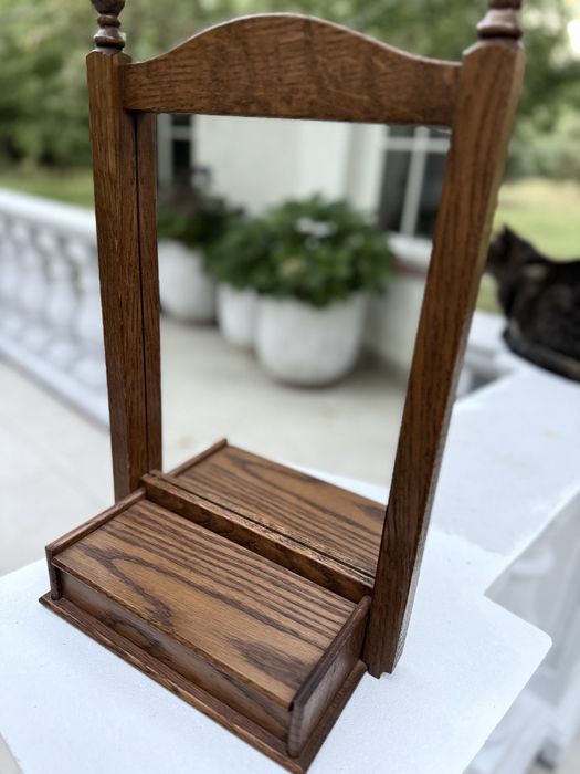 Toaletka z lustrem i pojemnikiem na kosmwtyki lub klucze