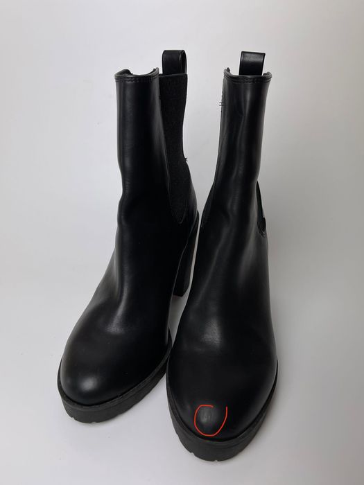 Осінні черевики зі штучної шкіри  з еластичними вставками з боків.