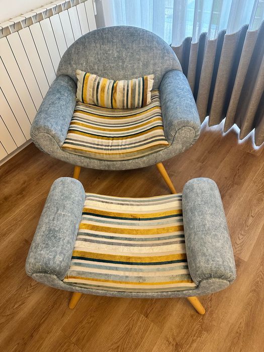 Poltrona azul com almofada