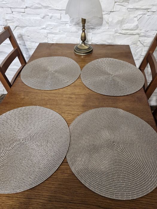 Drewniany stół z 4 krzesłami