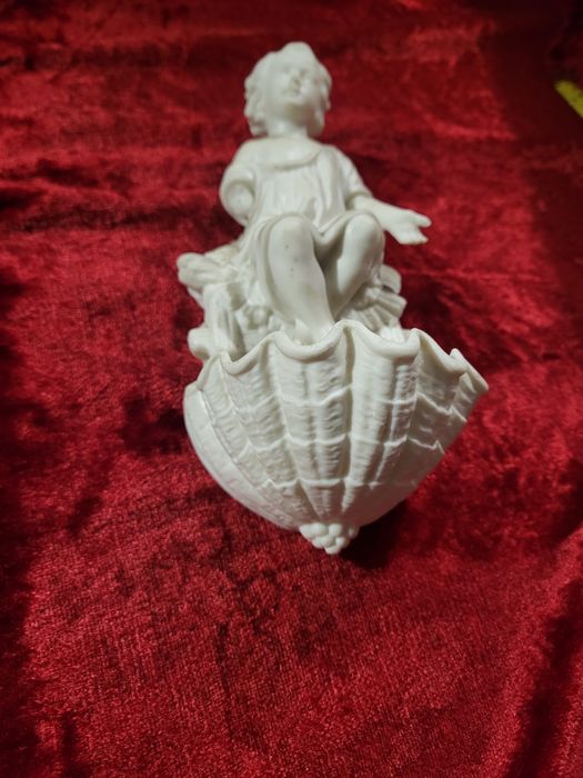 Zabytkowa kropielnica z biskwitu Pan Jezus ubytek