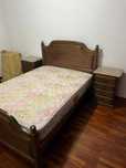 Conjunto de Quarto em Madeira Maciça (Cama + 2 Mesas de Cabeceira)