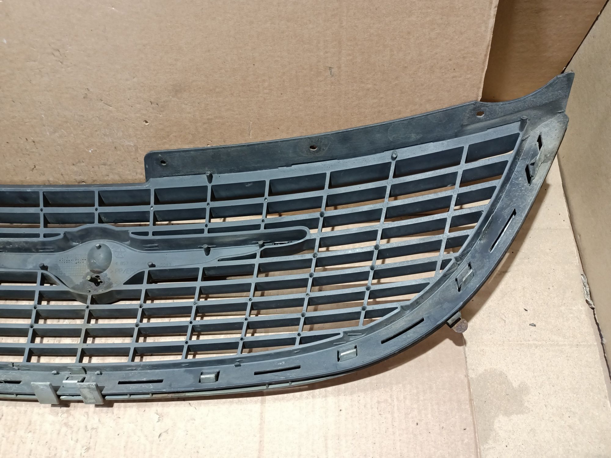 Grill atrapa zderzaka Chrysler Grand Voyager IV