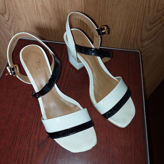 Летние, модельные босоножки. Застегиваются на молнии. Удобная колодка,