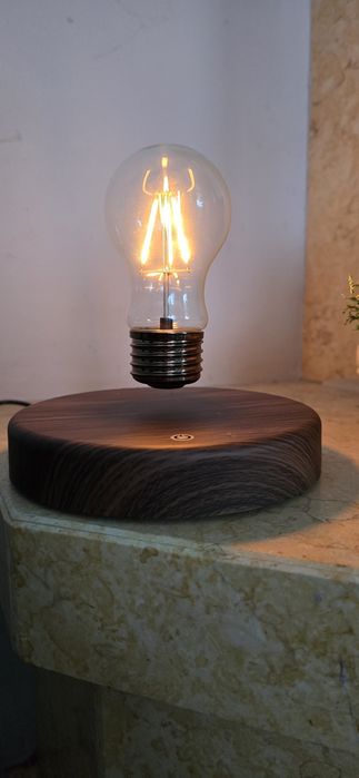 Lampka lewitująca żarówka oświetlenie leed lampa drewniana podstawa