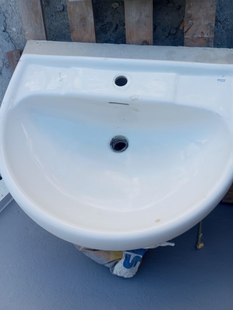 Lavatório porcelana marca ROCA COMO NOVO