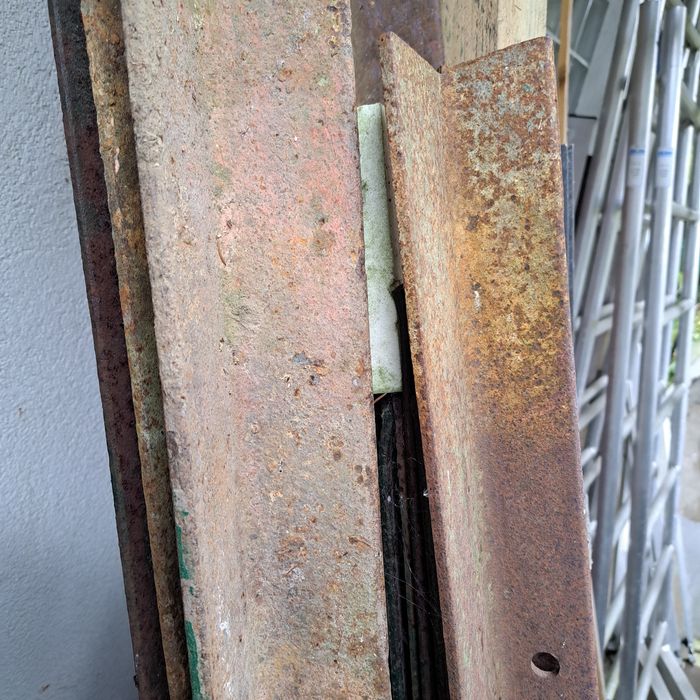 Stalowe kątowniki L, dwutteowniki