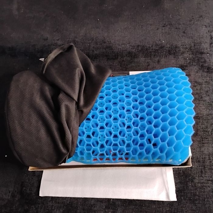 Nowa poduszka relaksacyjna o strukturze plastra miodu firmy MAXXMEE