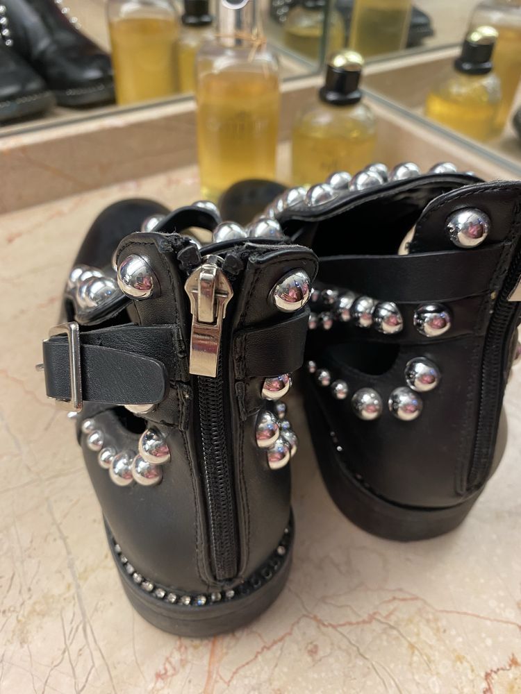 Botas com tachas 39