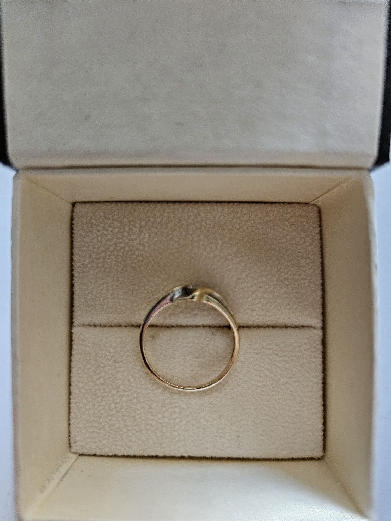Pierścionek zaręczynowy złoty z brylantem 0,10 ct
