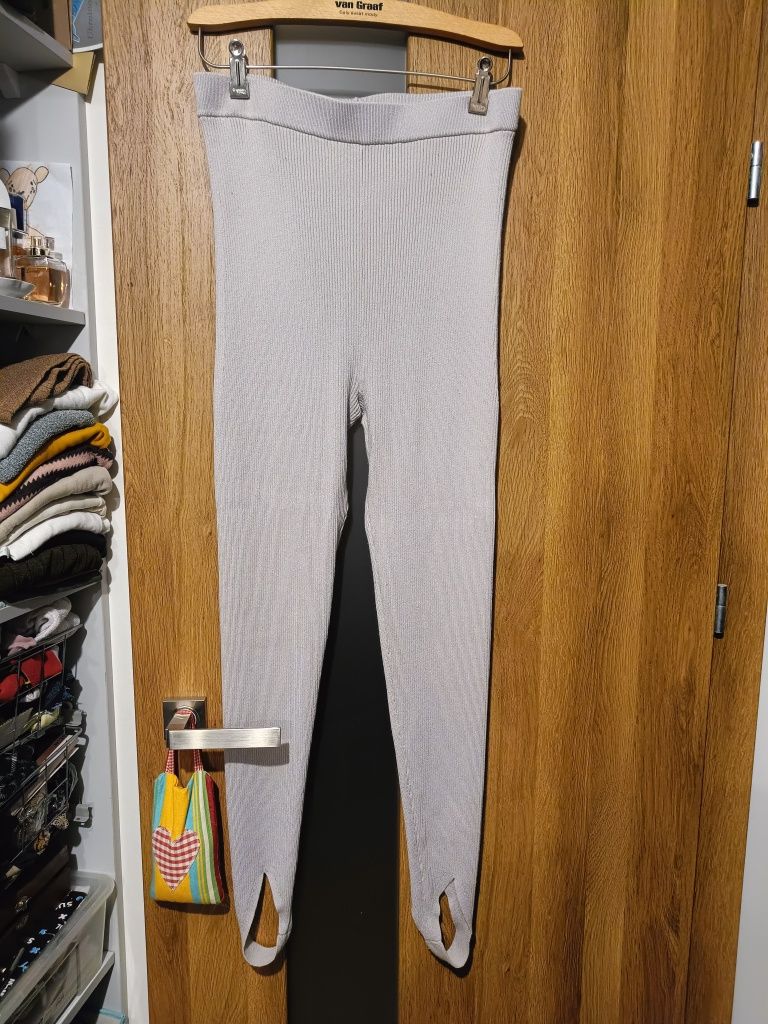 Prążkowane legginsy z paskiem pod stopą h&m L