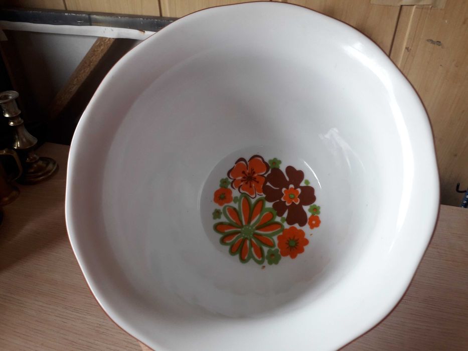 Porcelanowa osłonka na doniczkę.