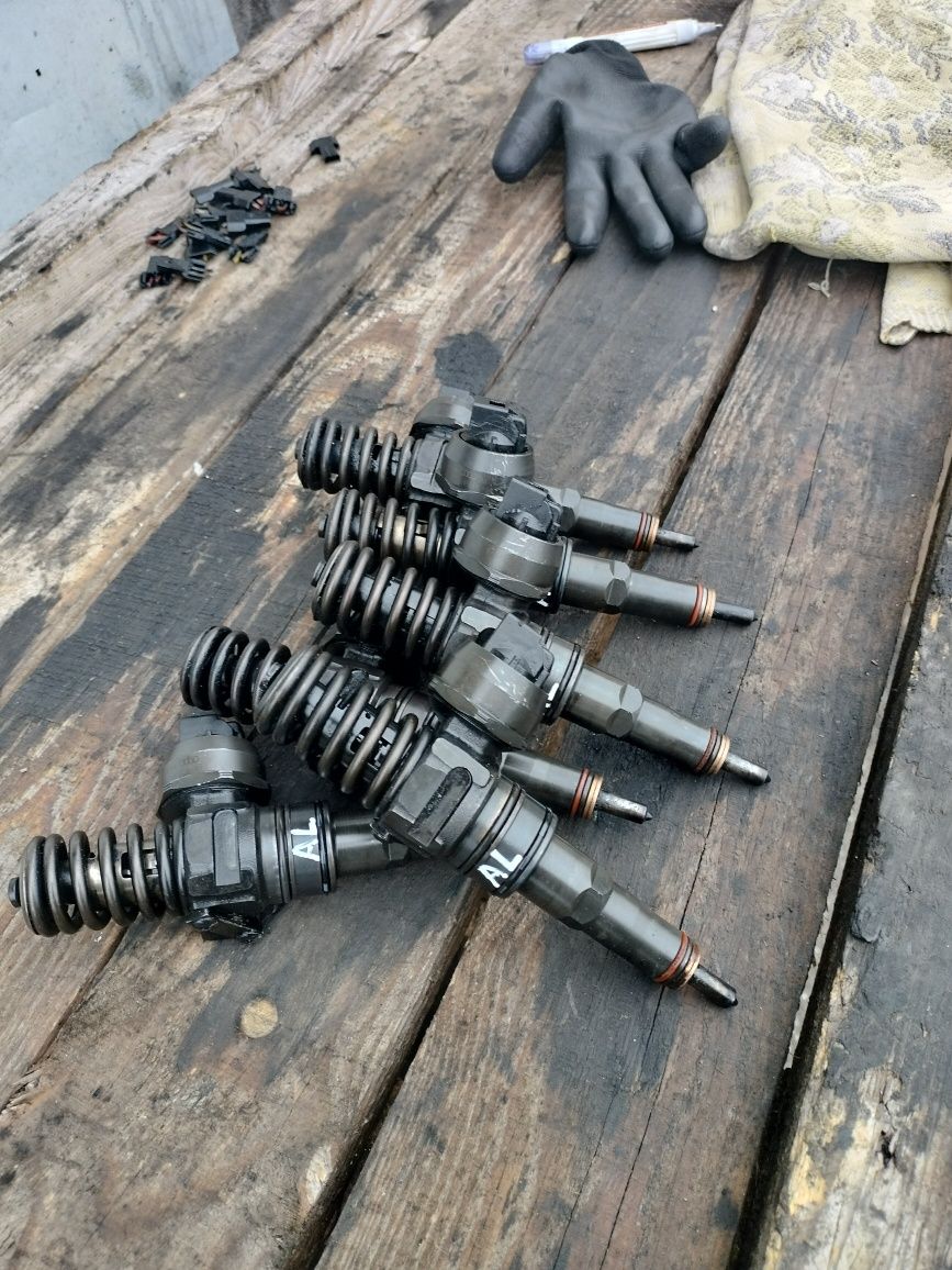 Насос форсунка 1.9 2.0TDI Volkswagen Golf Passat 038130073AL