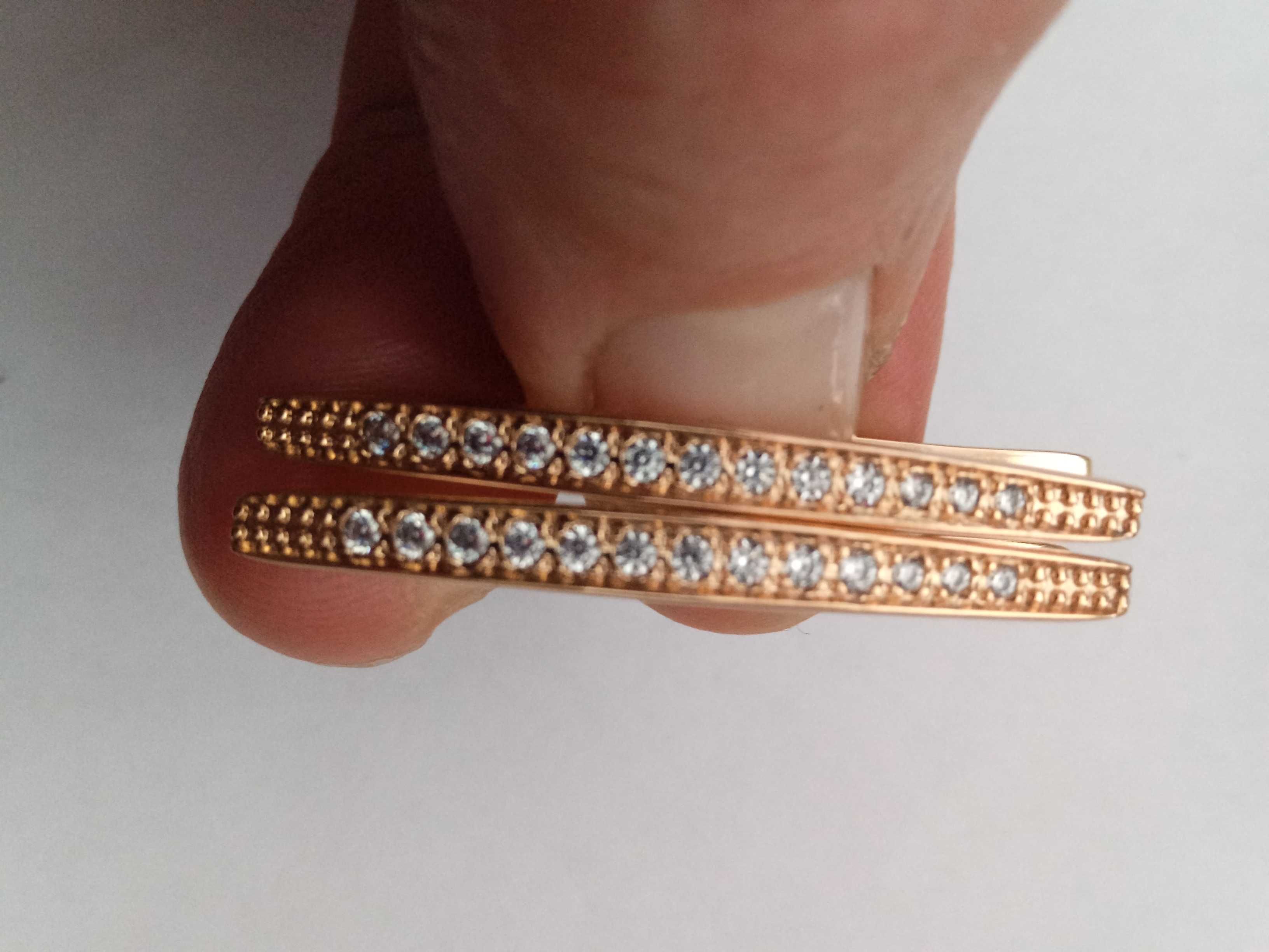 Стильные серьги из медицинского золота