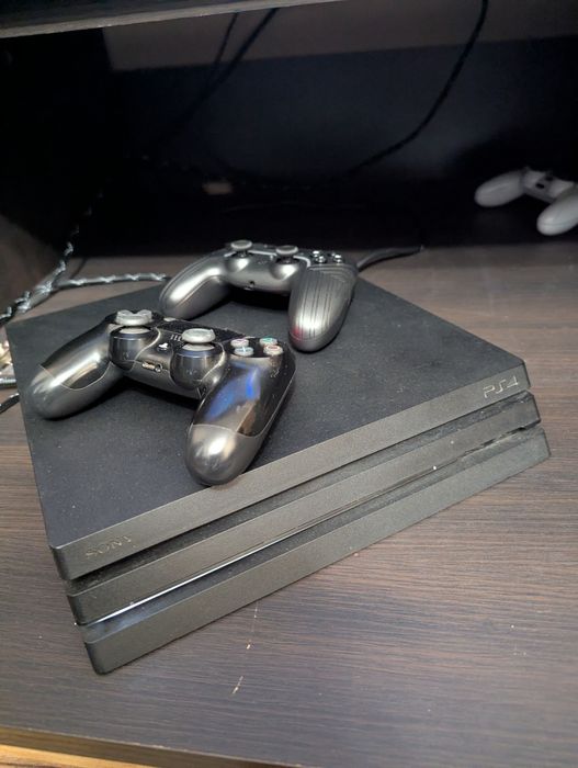 Playstation 4 PRO + Pady + Gry