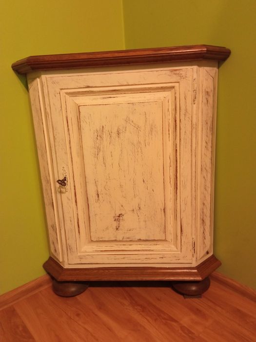 Narożna witryna, odnowiona z przecierkami