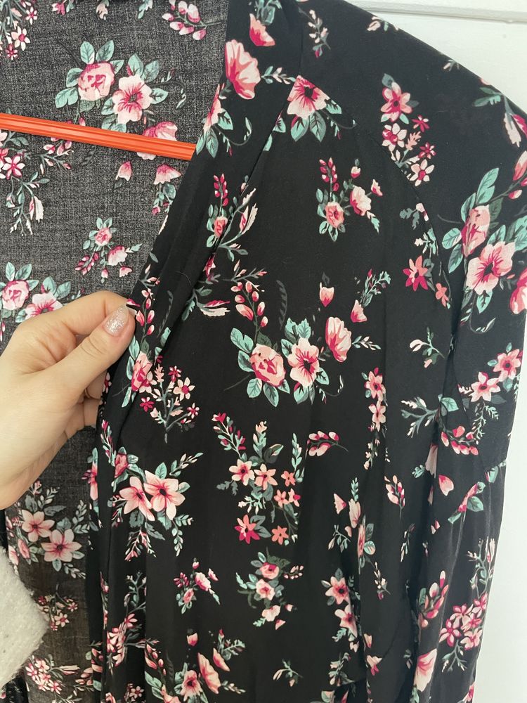 Kimono narzutka narzuta na plażę z fredzlami w kwiaty