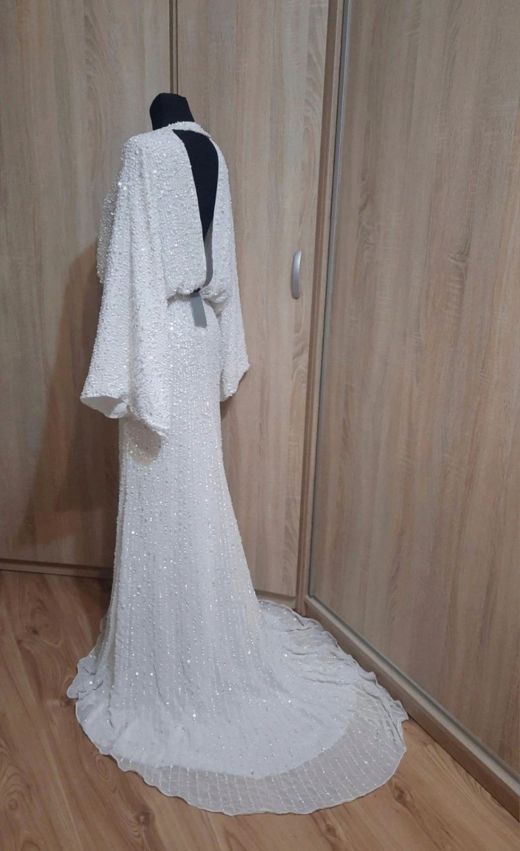 Zdobiona cekinowa suknia ślubna maxi z trenem cywilny