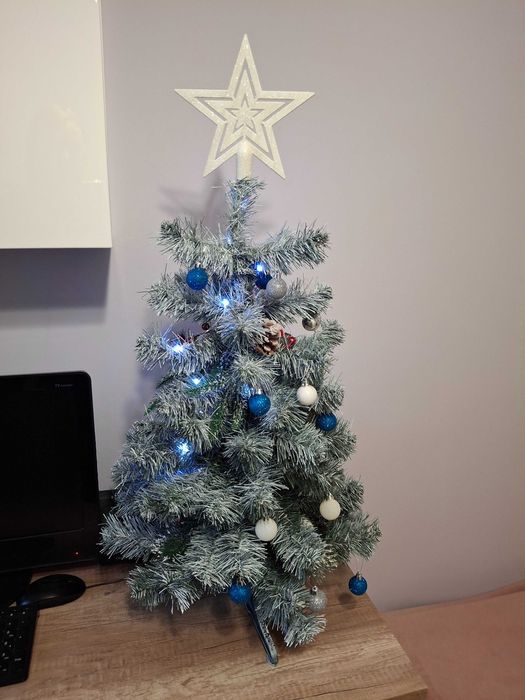 Choinka z ozdobami lampkami Mikołajkami