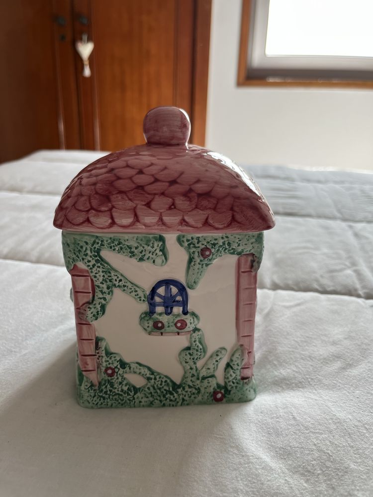 Pote da coleção “A casa de campo” da Avon