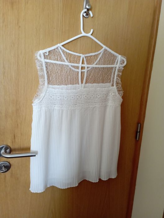 Blusa  branca com tecido bordado transparente