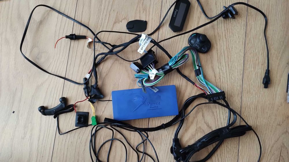 zestaw głośnomówiący PARROT mki9100