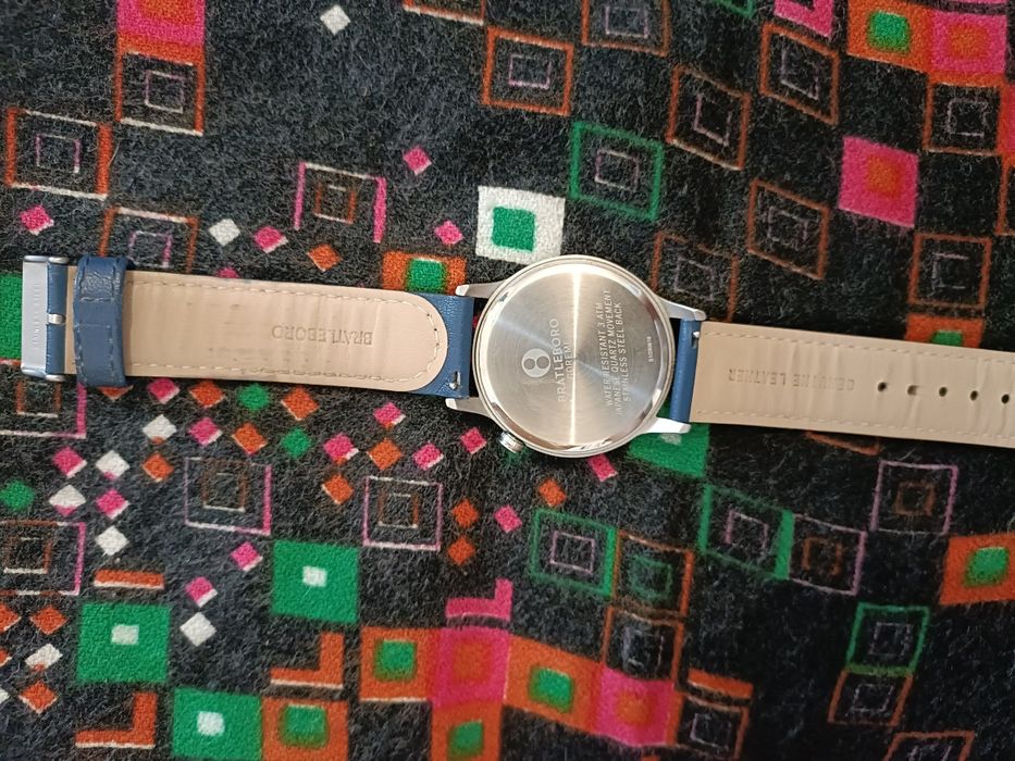 Relógio marca Brattleboro azul e prateado fosco