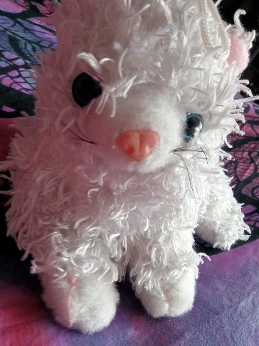 Biały puchaty kotek pluszowa zabawka