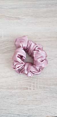 Różowa jedwabna gumka do włosów