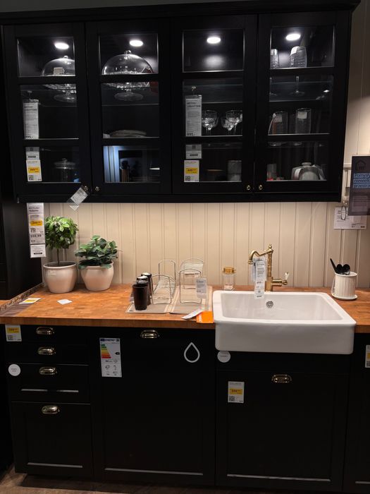 Meble kuchenne górne i witryna IKEA Metod czarne złote dodatki szklane