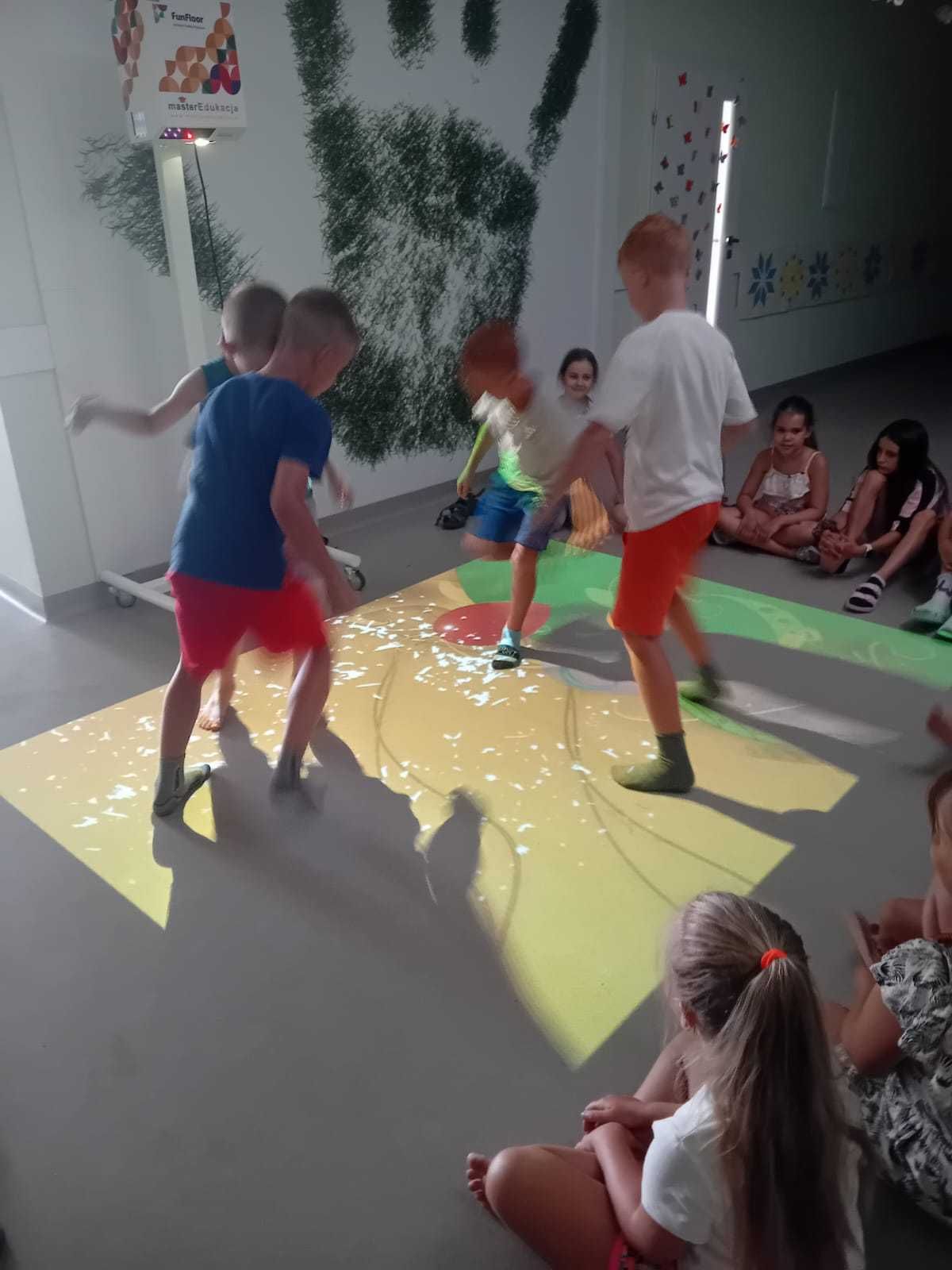 Interaktywna Podłoga FunFloor Edu mobilny 210 + statyw mobilny.