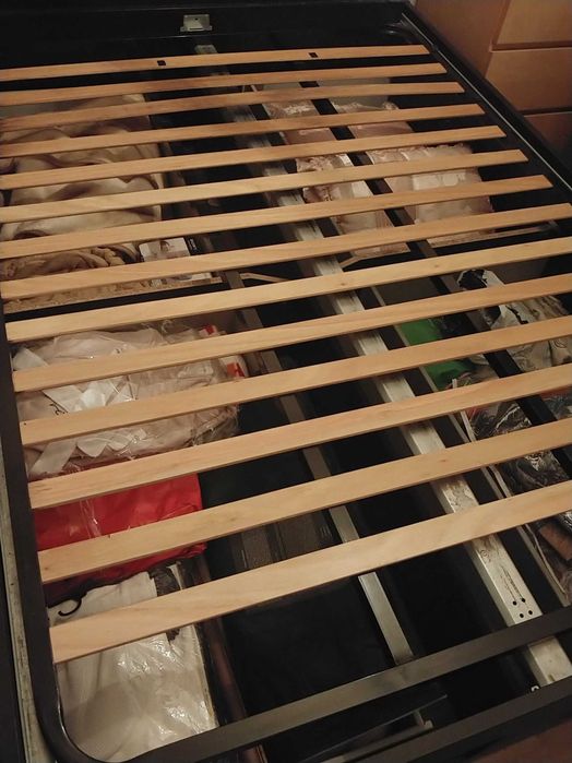 Estrado cama de casal em metal e ripas de madeira