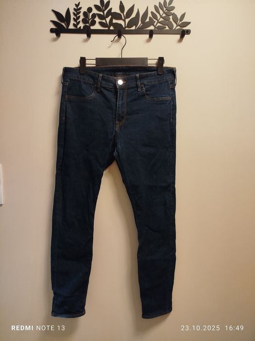 Ciemnogranatowe jeansy