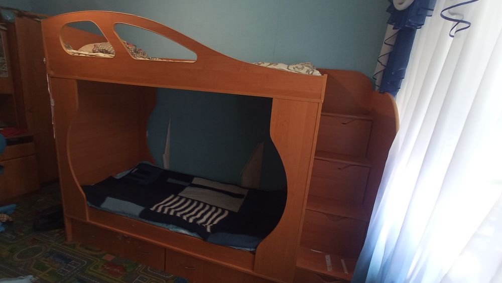 Продам детскую двух ярусную кровать с боковими ступенямі.