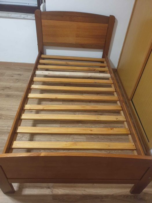 Cama solteiro em madeira, colchão impecável, excelente estado.