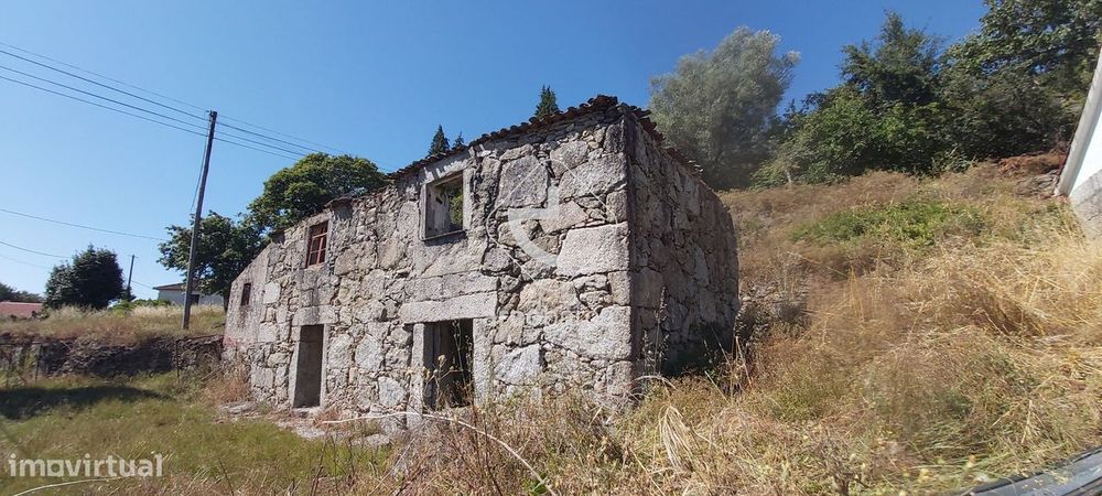 Quintinha c/casa para restauro em pedra  área terreno 1400m2  em Bico/