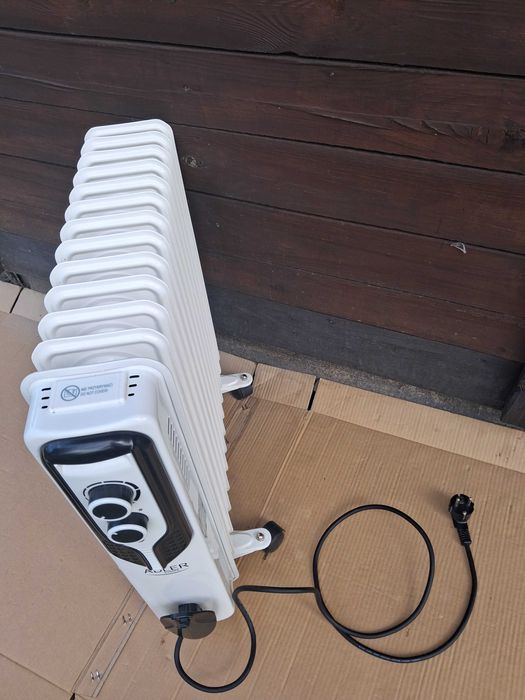 Grzejnik Olejowy na kółkach 13 żeberek 2500W firmy Adler